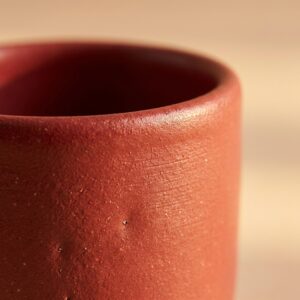 Gros plan sur la texture de l'émail rouge de Tasse Paprika.